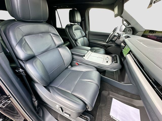 2025 Lincoln Navigator Reserve JET APPEARANCE PACK