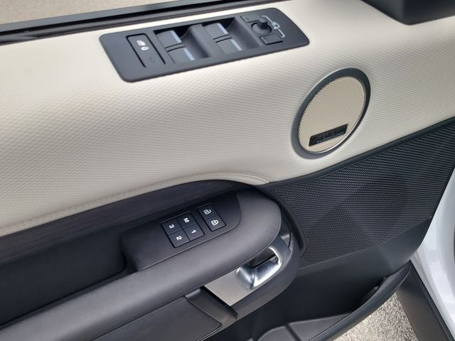 2023 Land Rover Discovery Metropolitan Edition