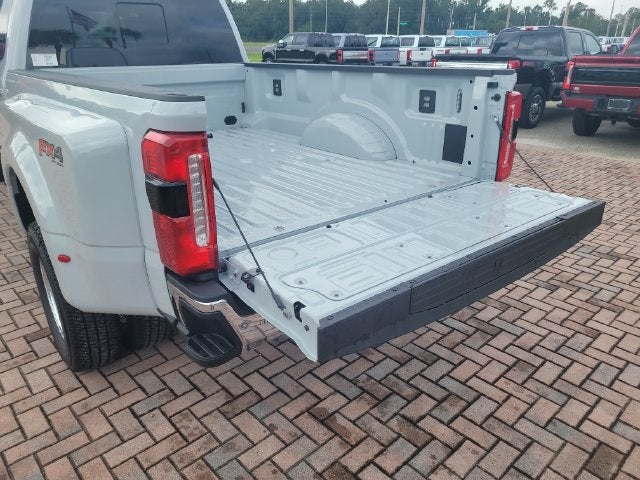 2026 Ford F-350SD Lariat DRW 4WD CREW CAB