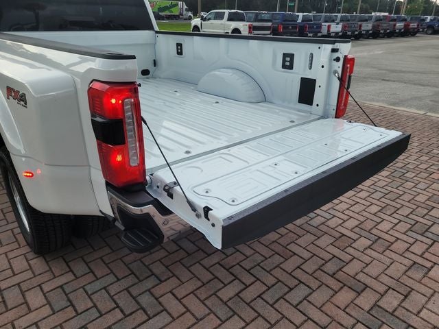 2026 Ford F-350SD Lariat DRW 4WD CREW CAB