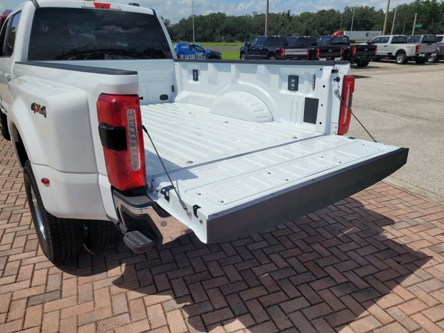 2026 Ford F-350SD Lariat DRW 4WD CREW CAB