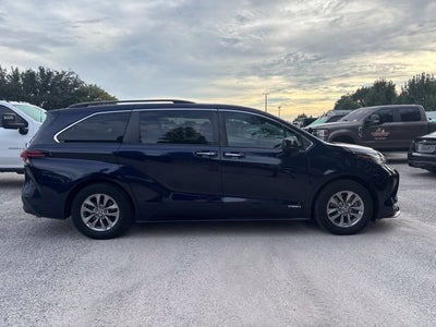 2021 Toyota Sienna XLE 8 Passenger